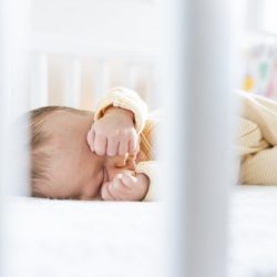 10 dicas que podem ajudar o seu bebê a dormir sozinho