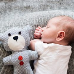 É ruim o bebê estar apegado à sua mantinha?