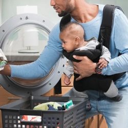 Observar adultos em tarefas cotidianas pode estimular o desenvolvimento de bebês
