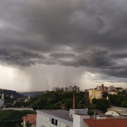 Chuva chega a Bento Gonçalves e alivia calor de quase 35º