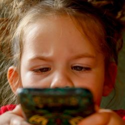 Tempo dos filhos conectados em telas pode ser influenciado por hábitos dos pais