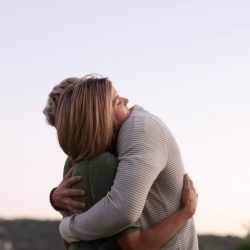 Abraços ajudam as mulheres a enfrentar o estresse, diz estudo