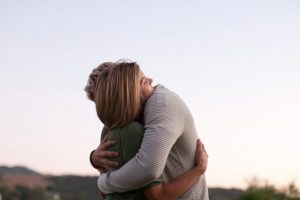 Abraços ajudam as mulheres a enfrentar o estresse, diz estudo