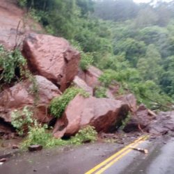 Novo deslizamento de pedras bloqueiam a ERS 122 sentido São Vendelino/Caxias
