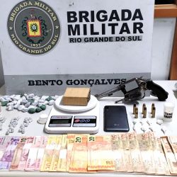 BM  prende homem e apreende adolescente com armas e drogas no  Vila  Nova II 