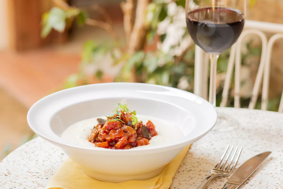 O prato vegano, ideal para uma noite mais fresca ou fria, pede o acompanhamento de um bom vinho!