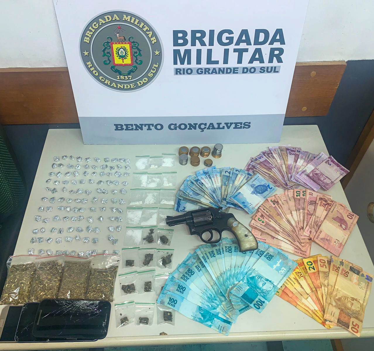 O homem, natural do Paraná, recebeu voz de prisão, sendo conduzido à Delegacia