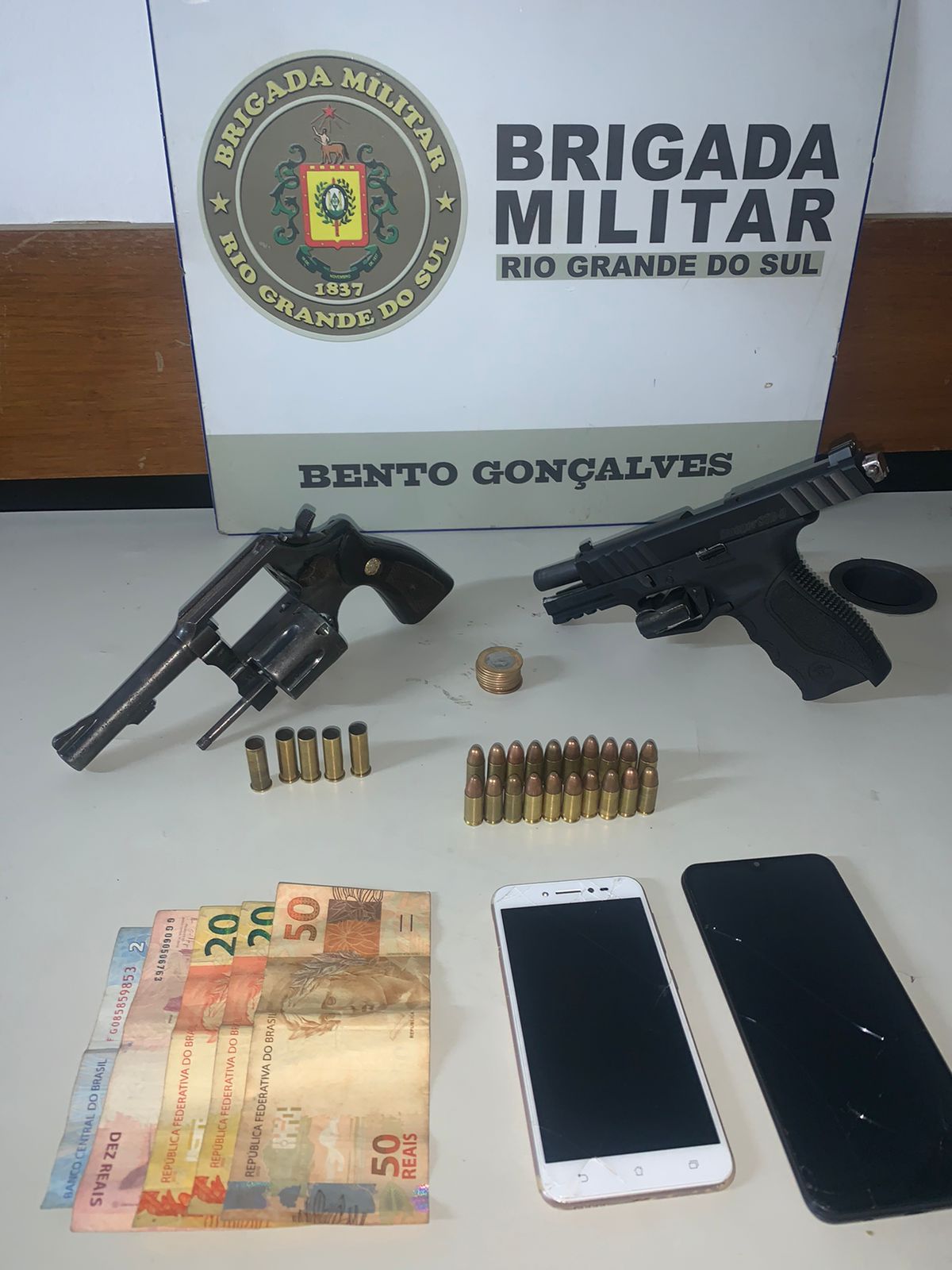 A Brigada Militar efetuou a prisão de três indivíduos e apreendeu duas armas