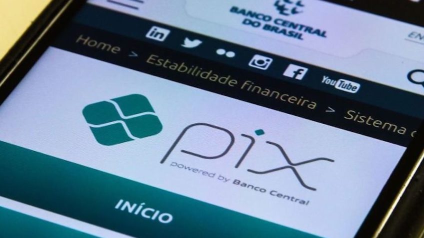 Pix é o pagamento instantâneo brasileiro. O meio de pagamento criado pelo Banco Central (BC) em que os recursos são transferidos entre contas em poucos segundos, a qualquer hora ou dia. É prático, rápido e seguro.