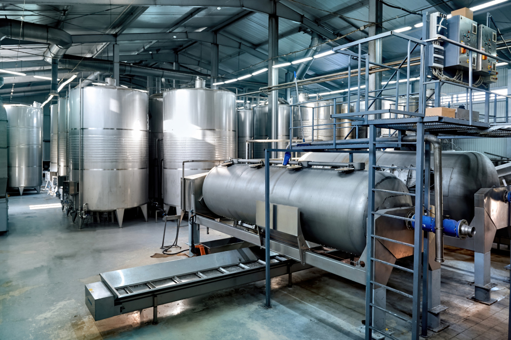 tanques-de-armazenamento-de-vinho-de-metal-em-uma-vinicola