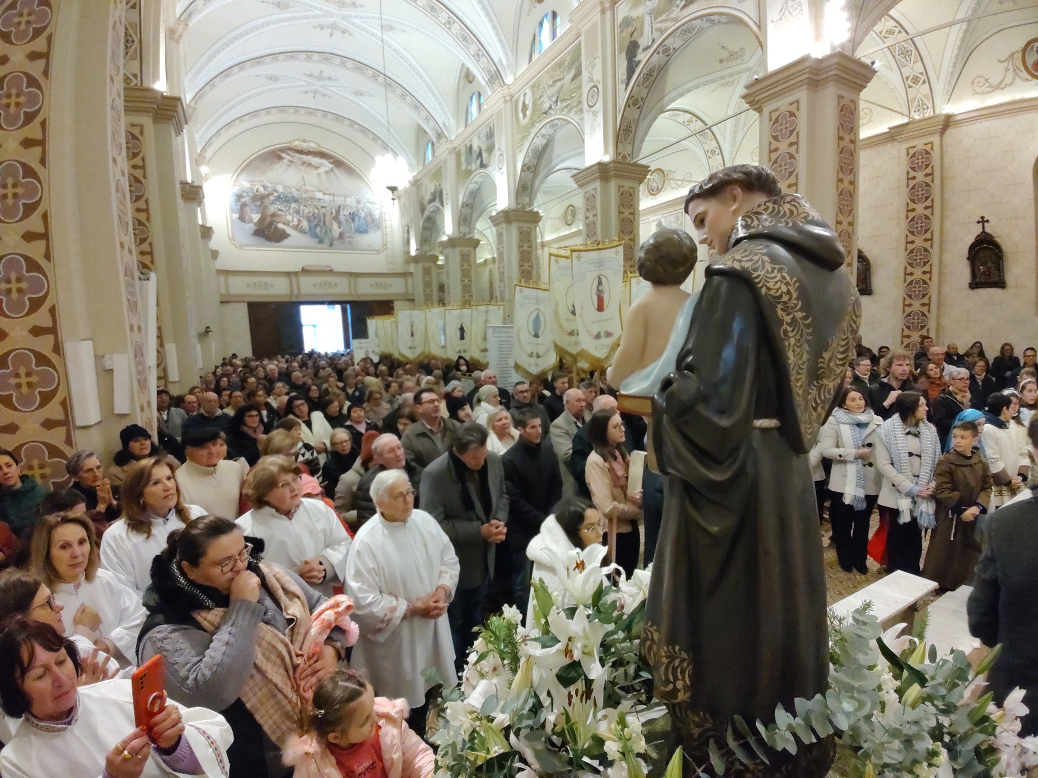 santo antonio muita gente