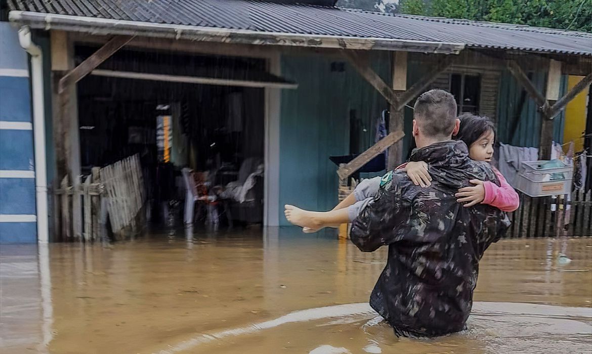 Um ciclone extratropical atingiu o Rio Grande do Sul. Militares do Comando Militar do Sul trabalham ininterruptamente em apoio às equipes do Corpo de Bombeiros/RS e da Prefeitura local no resgate de milhares de famílias ilhadas em suas casas na cidade de Esteio. Foto: Exército Brasileiro/Twitter