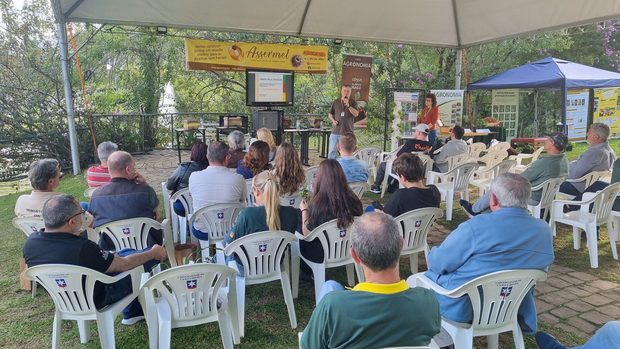 Exposição da 2ª Mostra Serrana de Meliponicultura na Rua Coberta de Bento Gonçalves, com abelhas sem ferrão e produtos artesanais.