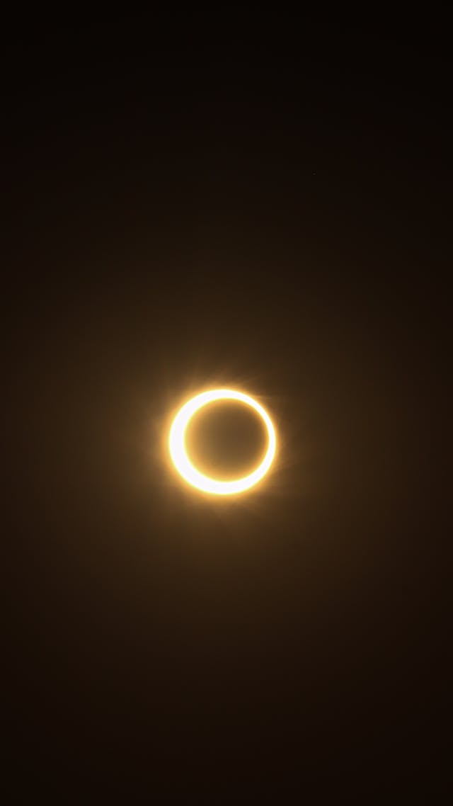 Eclipse solar parcial com a Lua cobrindo parcialmente o Sol