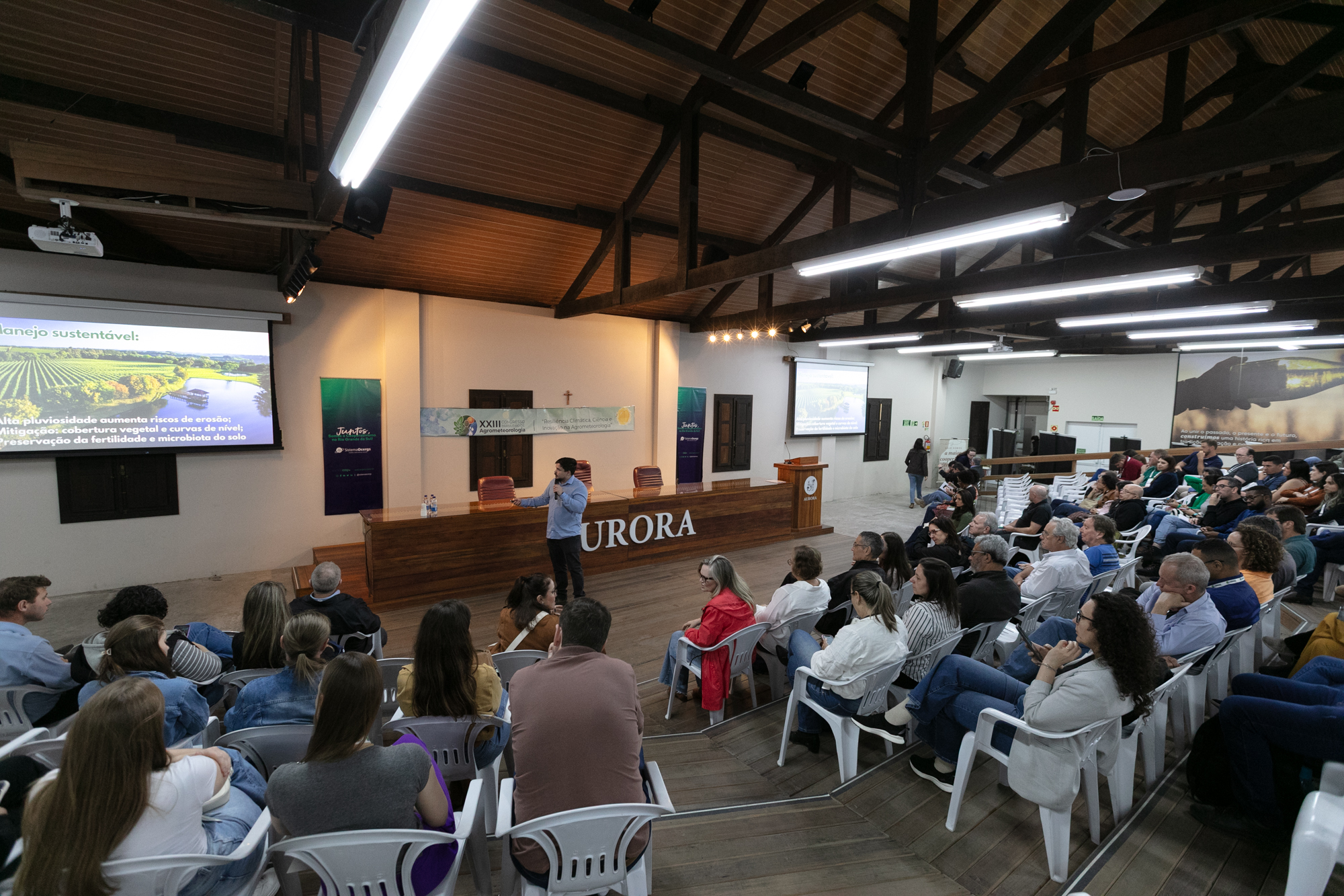 Pesquisadores visitam a Vinícola Aurora, em Bento Gonçalves, para conhecer práticas sustentáveis de viticultura durante o Congresso Brasileiro de Agrometeorologia.