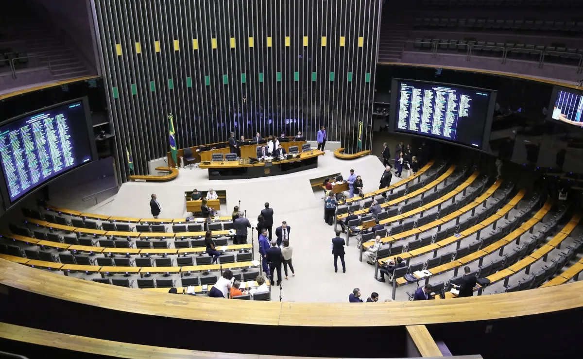 Deputadas votam projeto sobre licença menstrual na Câmara dos Deputados