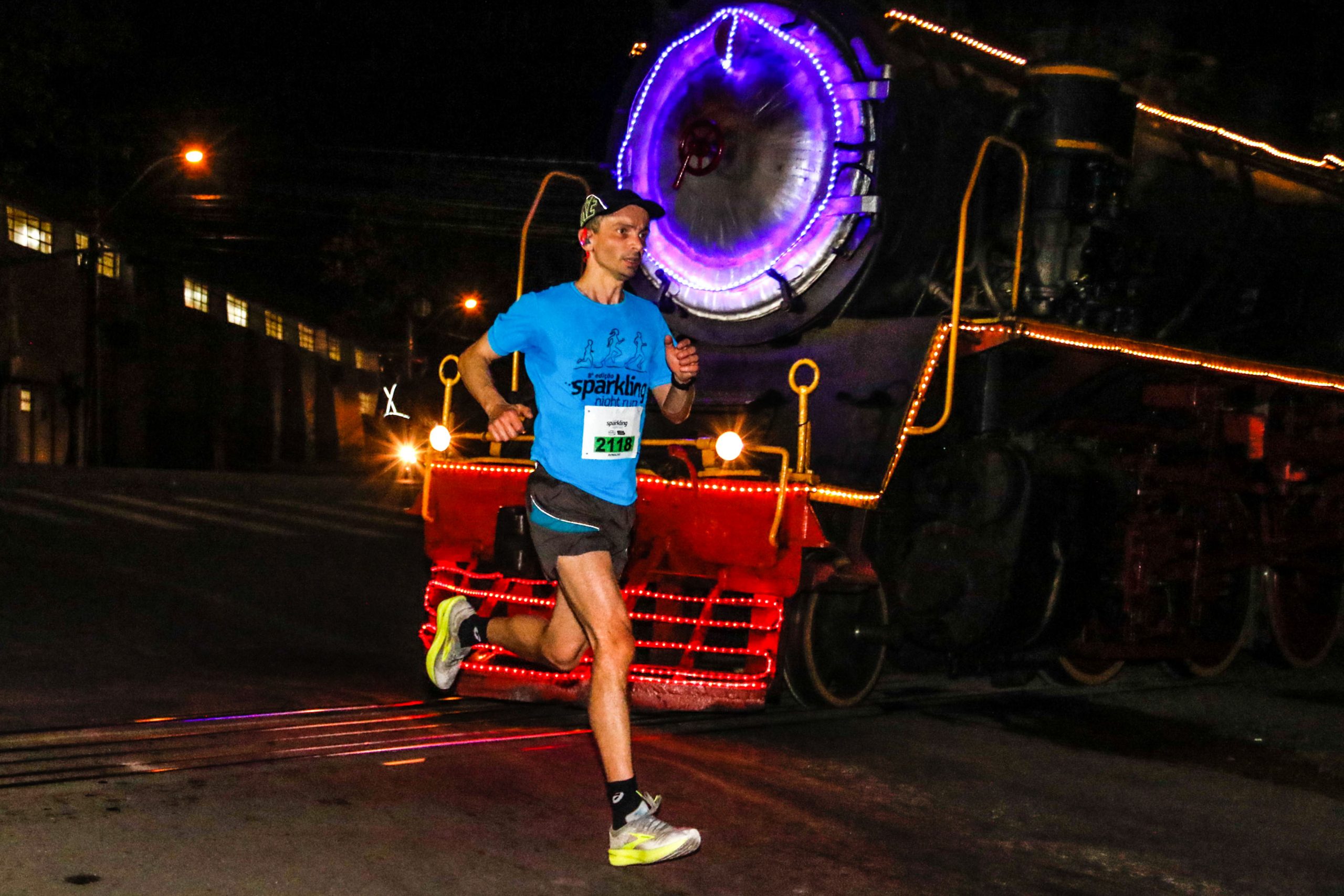 Atletas e público participam da Sparkling Night Run em Bento Gonçalves, com música, gastronomia e corrida noturna