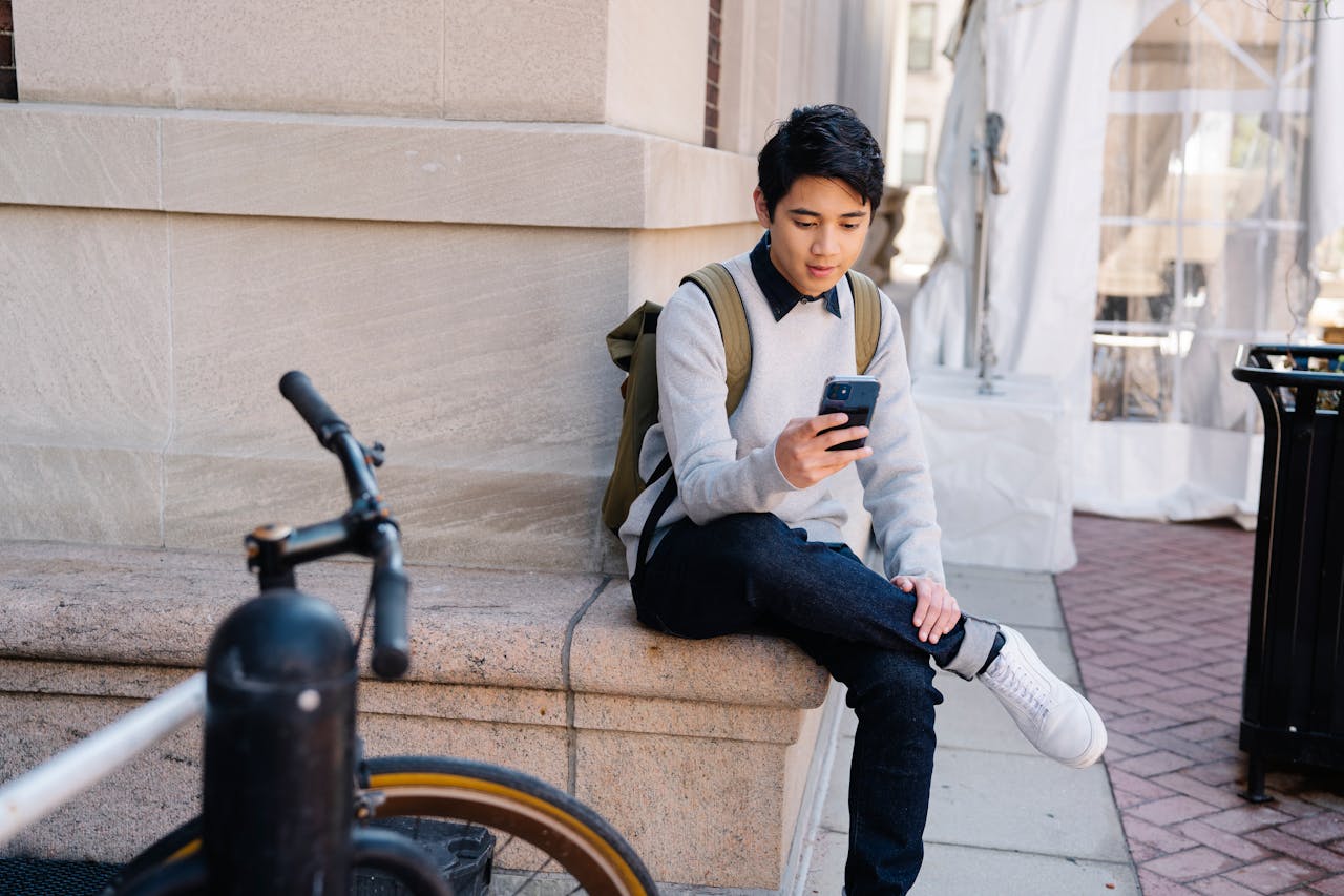 Jovens homens navegando em redes sociais estudando masculinidade