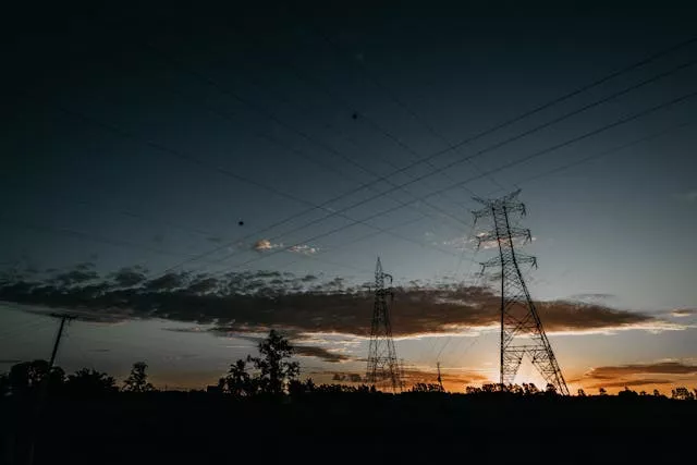 Aneel mantém bandeira vermelha em novembro; contas de luz terão tarifa extra de R$ 4,46 a cada 100 kWh consumidos.