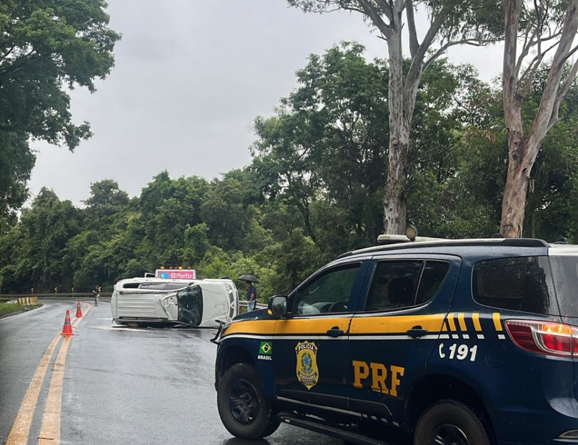 Capotamento de uma Pajero Dakar na BR-470, em Bento Gonçalves, mobilizou Bombeiros, SAMU e PRF. Três ocupantes sem ferimentos.