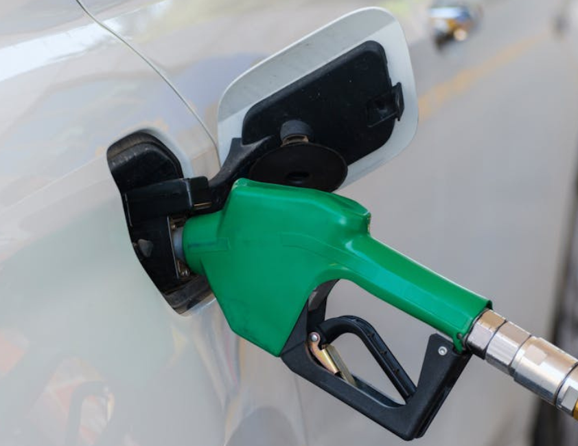 Gasolina vendida às distribuidoras cai R$ 0,14 por litro e atinge menor patamar desde 2022, segundo a estatal.