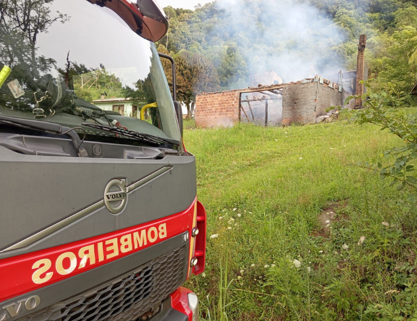 Incêndio destrói residência no interior de Pinto Bandeira na manhã desta sexta-feira. Casa de construção mista foi totalmente consumida.