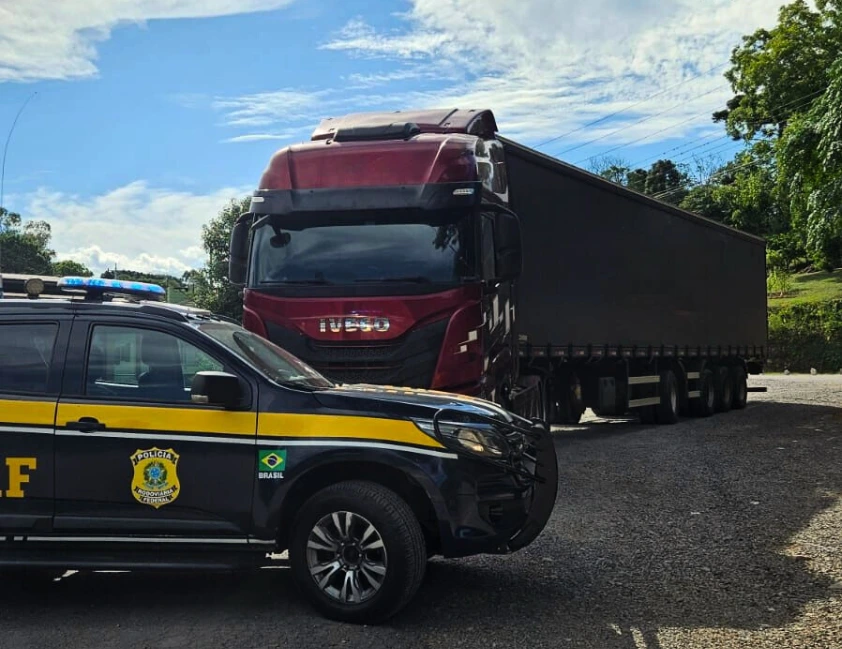 PRF retira caminhão com 205 multas e risco estrutural na BR-470