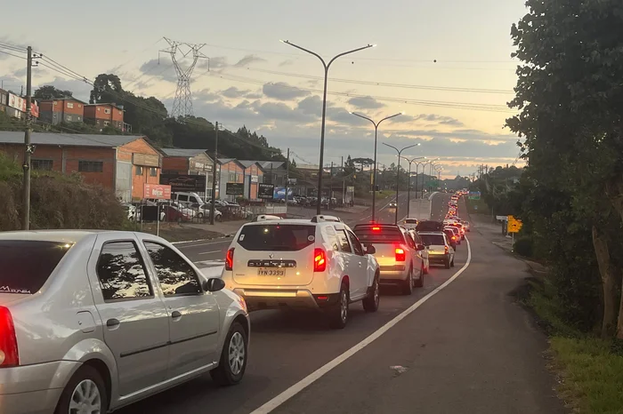 Apesar do carnaval não ser feriado e cair no meio da semana, a previsão é de fluxo intenso rumo ao litoral aumentando risco de filas nas rodovias federais e alerta sanitário após apreensão de 5,5 toneladas de alimentos impróprios no litoral