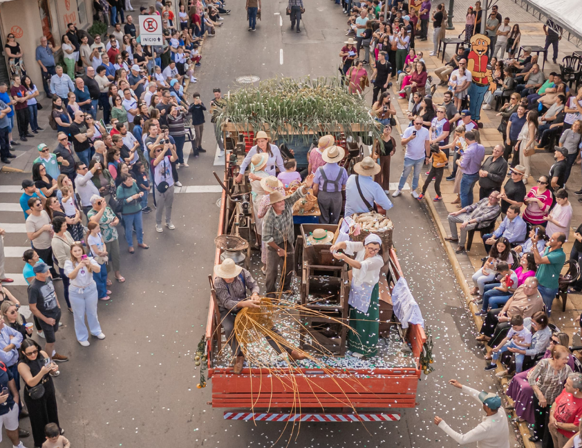 Fenavinho abre inscrições para participação no Desfile Cultural