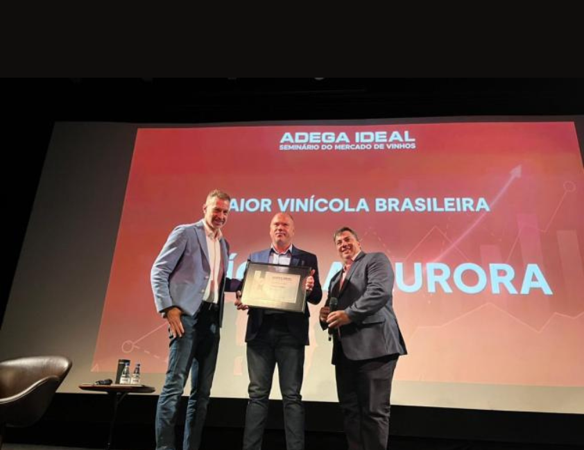 Rodrigo Valerio, diretor de Marketing e Vendas da Vinícola Aurora, recebeu o reconhecimento de Christian Burgos, CEO e publisher da Adega, e Felipe Galtaroça, CEO da Ideal B