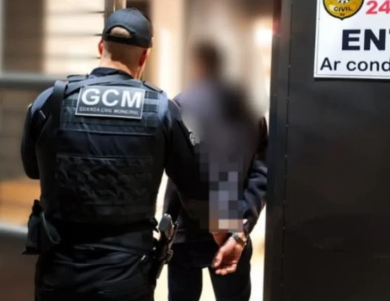 A violência doméstica foi denunciada pelo telefone 153, e a Guarda Civil Municipal prendeu o suspeito em flagrante por lesão corporal contra a companheira.