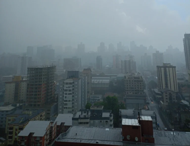 Vendaval coloca dezenas de cidades do RS em alerta nesta quinta-feira