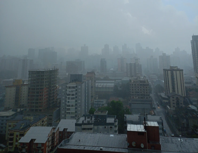 Vendaval coloca dezenas de cidades do RS em alerta nesta quinta-feira
