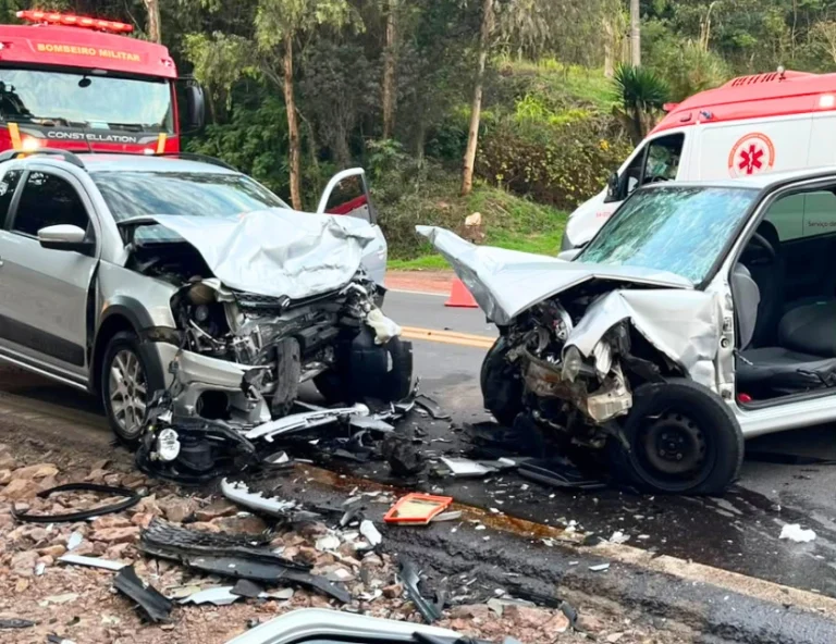 Colisão frontal prende motorista às ferragens e deixa três feridos