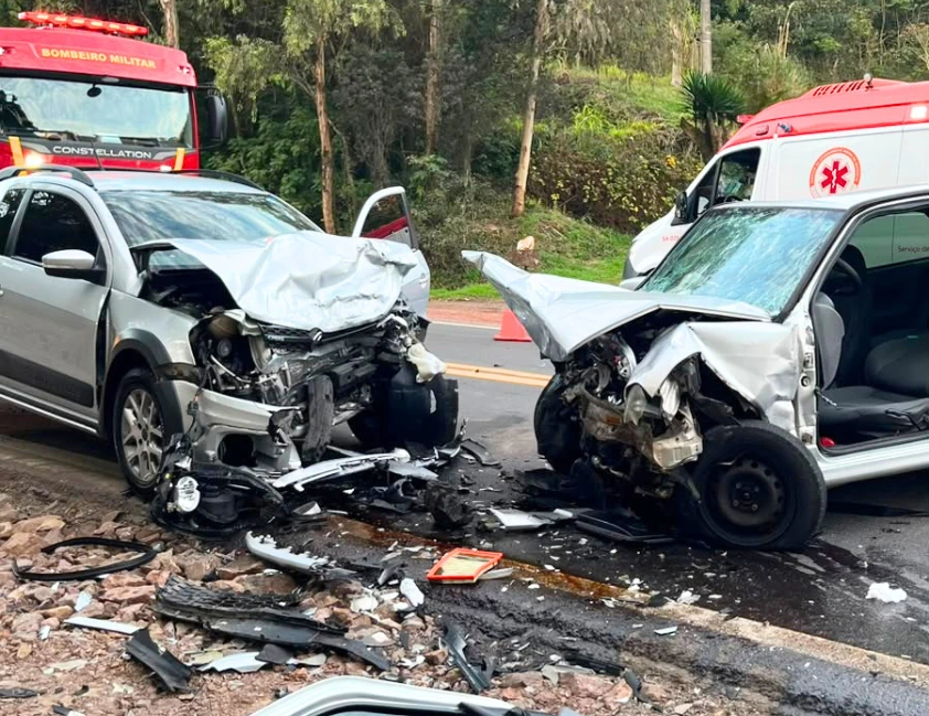 Colisão frontal prende motorista às ferragens e deixa três feridos