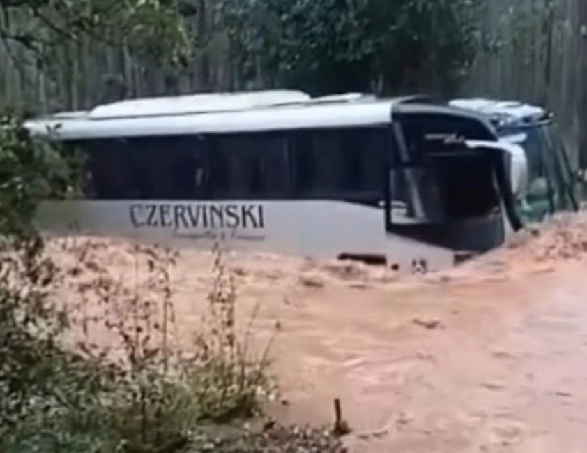 Temporal arrasta ônibus durante enxurrada no Norte do Rio Grande do Sul