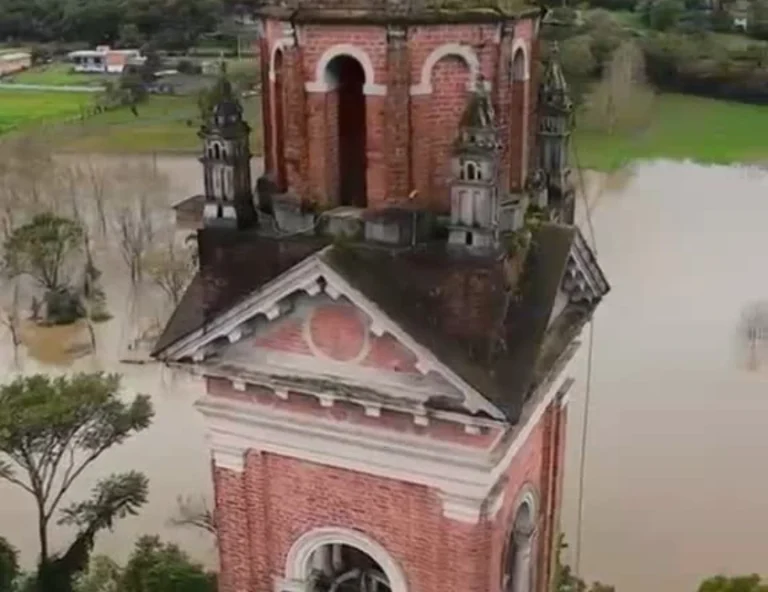 Bombeiros reforçam monitoramento do Rio Taquari em Santa Tereza