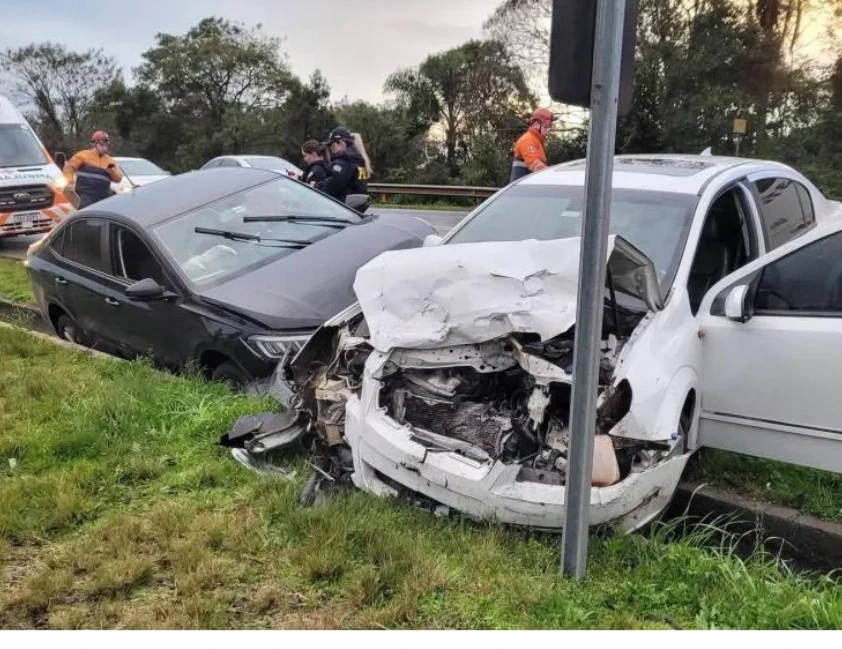 Colisão interrompe fluxo e provoca filas na BR-470 no início da segunda-feira