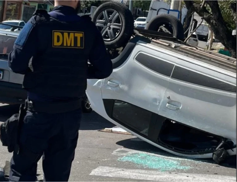 Capotamento deixa dois feridos no bairro Santa Helena