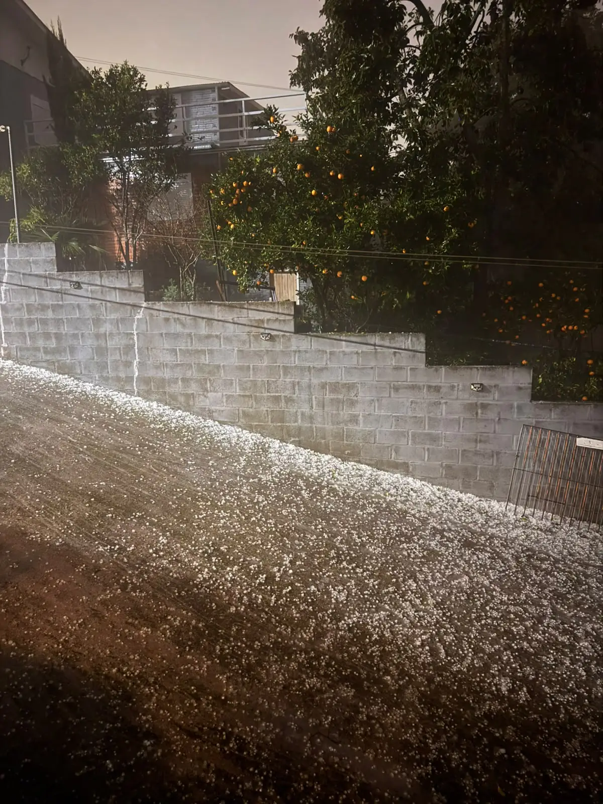 Vendaval e granizo mobilizam Bombeiros e Defesa Civil em Bento Gonçalves