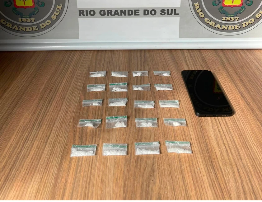 Prisão por tráfico ocorreu no bairro São Francisco, em Bento Gonçalves, depois que a Brigada Militar recuperou a droga descartada durante a tentativa de fuga
