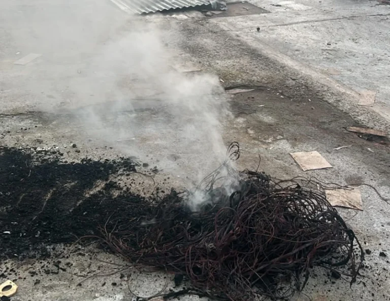 Bombeiros controlam princípio de incêndio em pavilhão abandonado de Bento Gonçalves