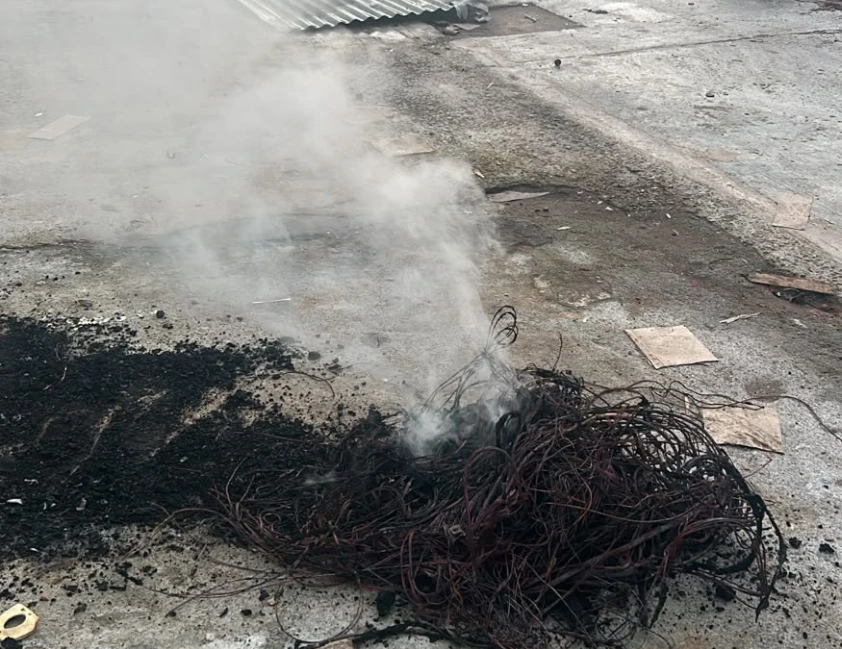 Bombeiros controlam princípio de incêndio em pavilhão abandonado de Bento Gonçalves