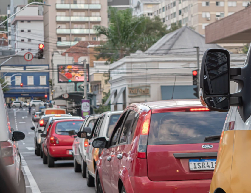 Seguro de carro pode ser afetado por adesivos políticos nas eleições de 2026