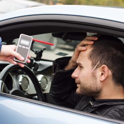 Condutor que não realizar teste do etilômetro pode perder carteira de motorista