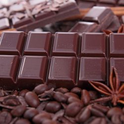 Comer chocolate preto pode beneficiar circulação sanguínea em idosos