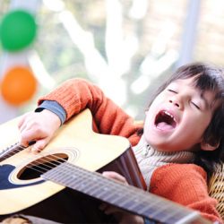 Como a música pode influenciar na vida de seu filho