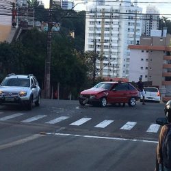 Acidente de trânsito no cruzamento da Treze de Maio com a Rua Assis Brasil