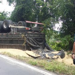 Caminhão tomba na Serra das Antas