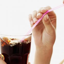 Estudo revela que beber refrigerante diet pode aumentar risco de AVC e demência